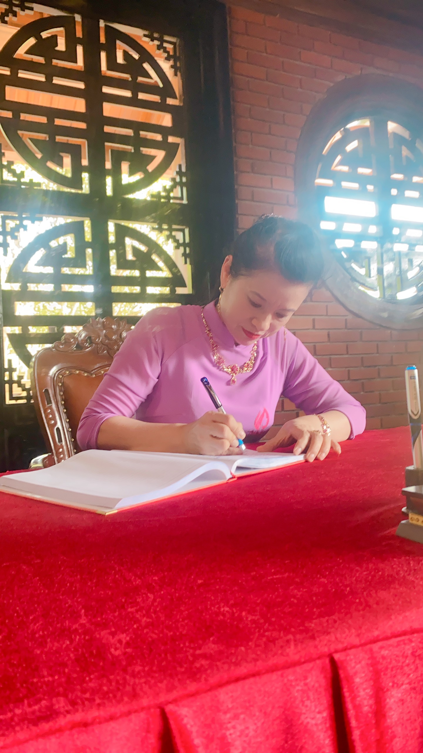 Tại nhà tưỏng niệm, bà Nguyễn Thị Kim Oanh -Phó chủ tịch thứ nhất, Hội NDN tỉnh thay mặt đoàn viết cảm tưởng bày tỏ lòng biết ơn và tri ân công lao to lớn của Bác
